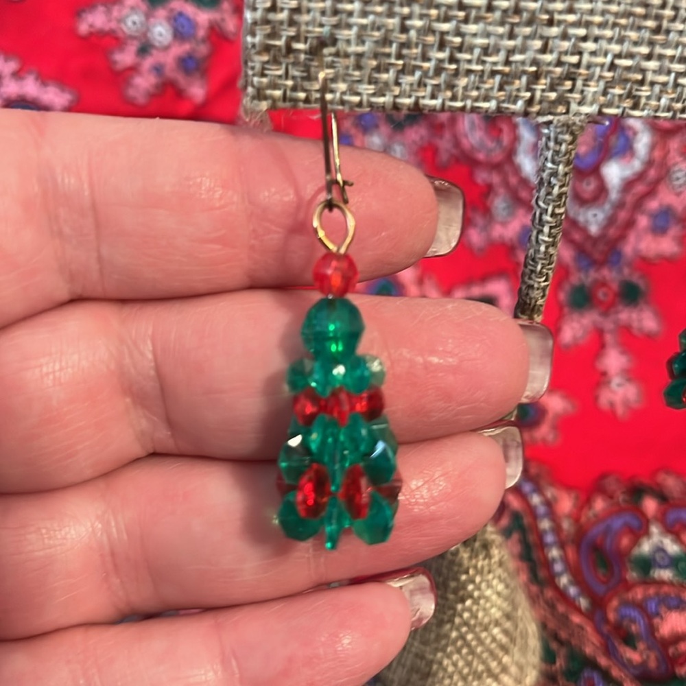 Christmas tree earrings, pierced.